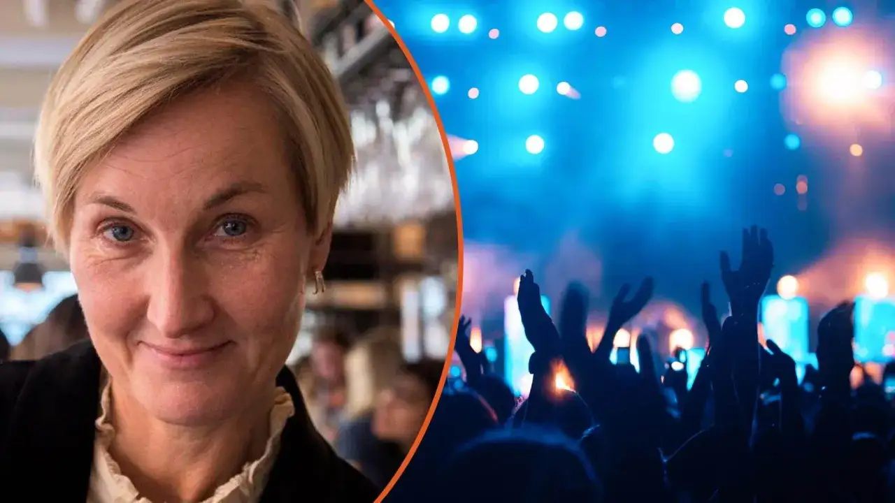 Christel Tholse Willers, en kvinna med kort blont hår, ler mot kameran. Till höger syns en publik med uppsträckta händer på en konsert.