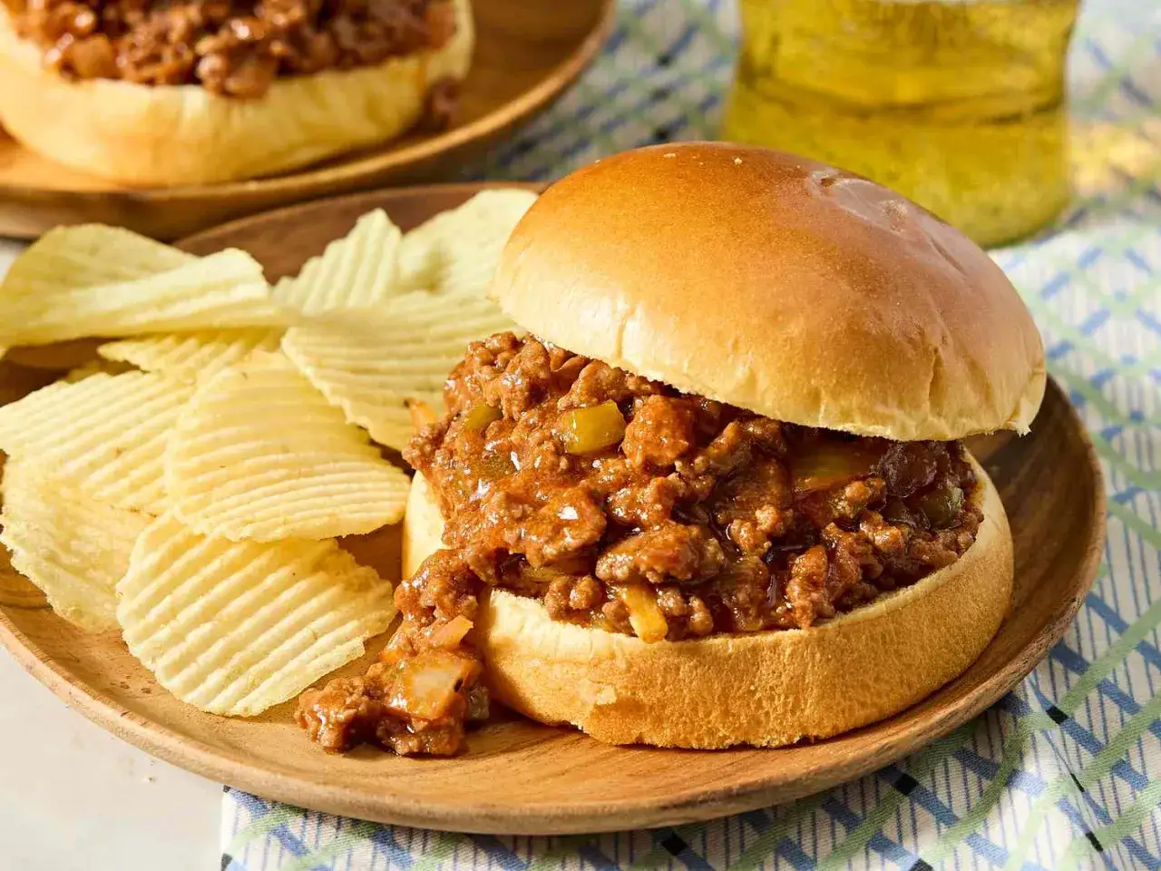 En saftig sloppy joe på en mjuk bulle, serverad med krispiga potatischips. En klassiker som alltid går hem!
