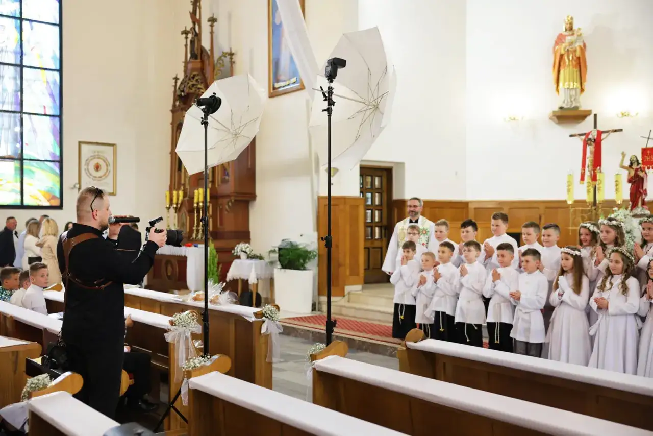 Fotograf dokumentuje uroczystość Pierwszej Komunii Świętej, zadając pytanie: czy można fotografować wnętrza cerkwi podczas nabożeństwa?
