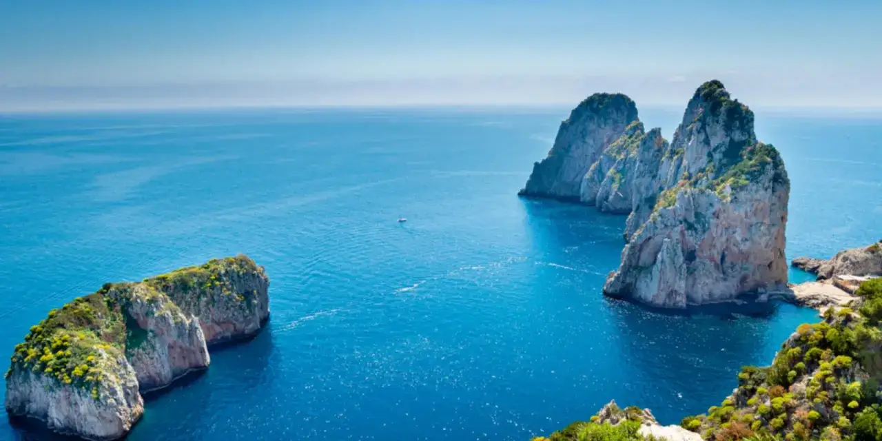 Faraglioni di Capri, un vero spettacolo del mare più bello in Italia. Acque cristalline e rocce imponenti creano un paesaggio mozzafiato.