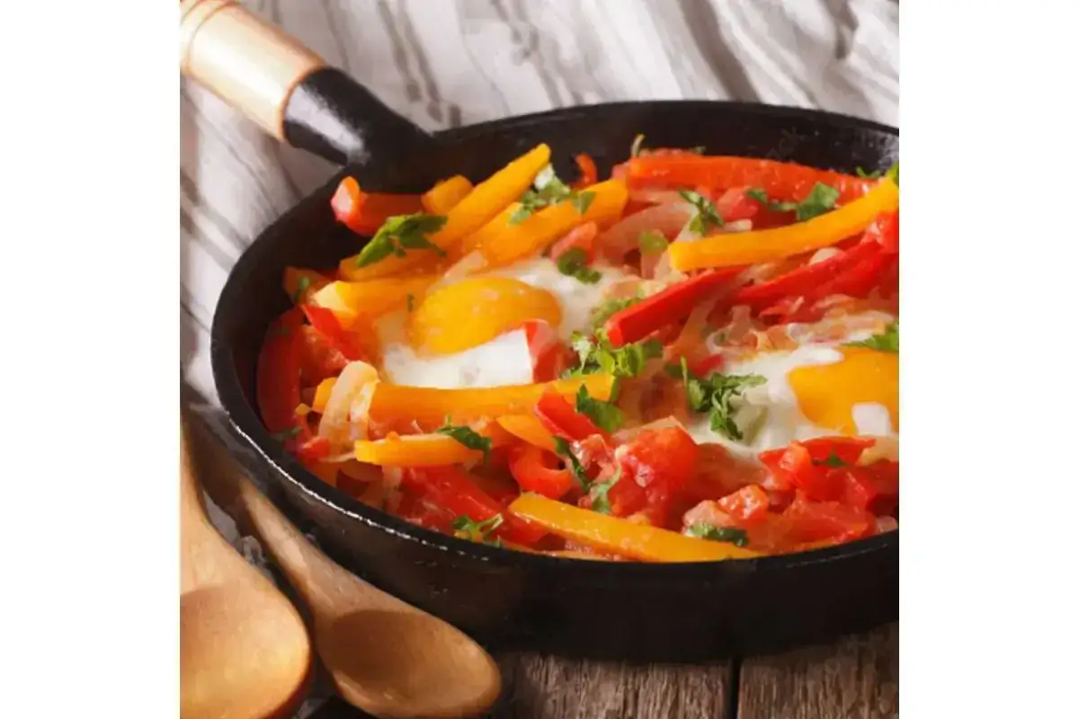 Po&ecirc;l&eacute;e color&eacute;e de poivrons et &oelig;ufs, un plat savoureux qui rappelle la recette piperade grand-m&egrave;re.