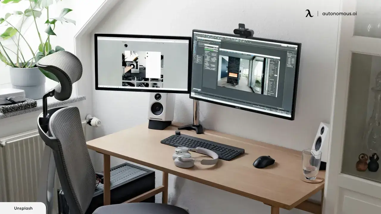 Bureau moderne avec double &eacute;cran, id&eacute;al pour le travail cr&eacute;atif. La taille &eacute;cran ordinateur de bureau est parfaite pour le multit&acirc;che.