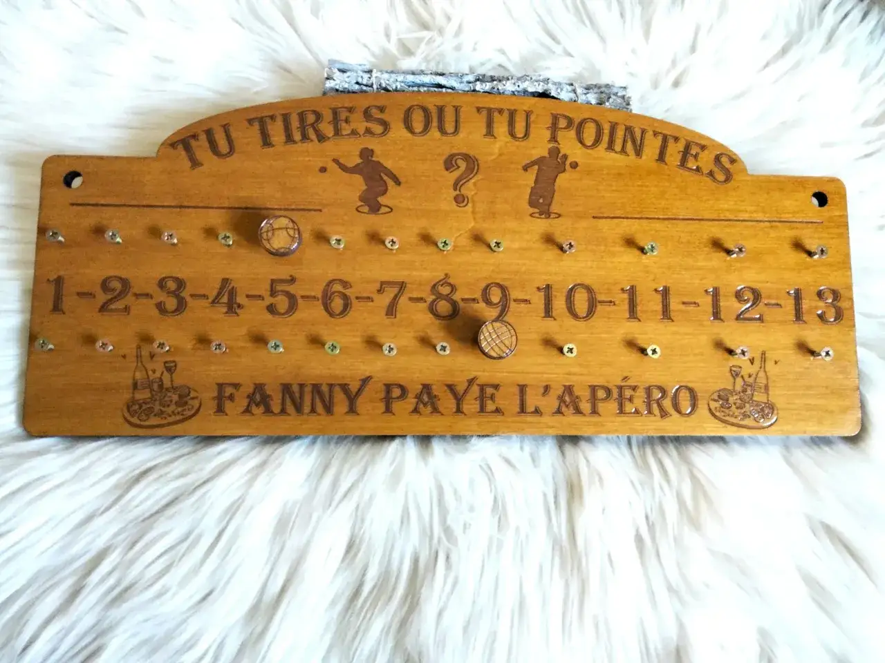Planchette en bois pour suivre le nombre de points de p&eacute;tanque. 