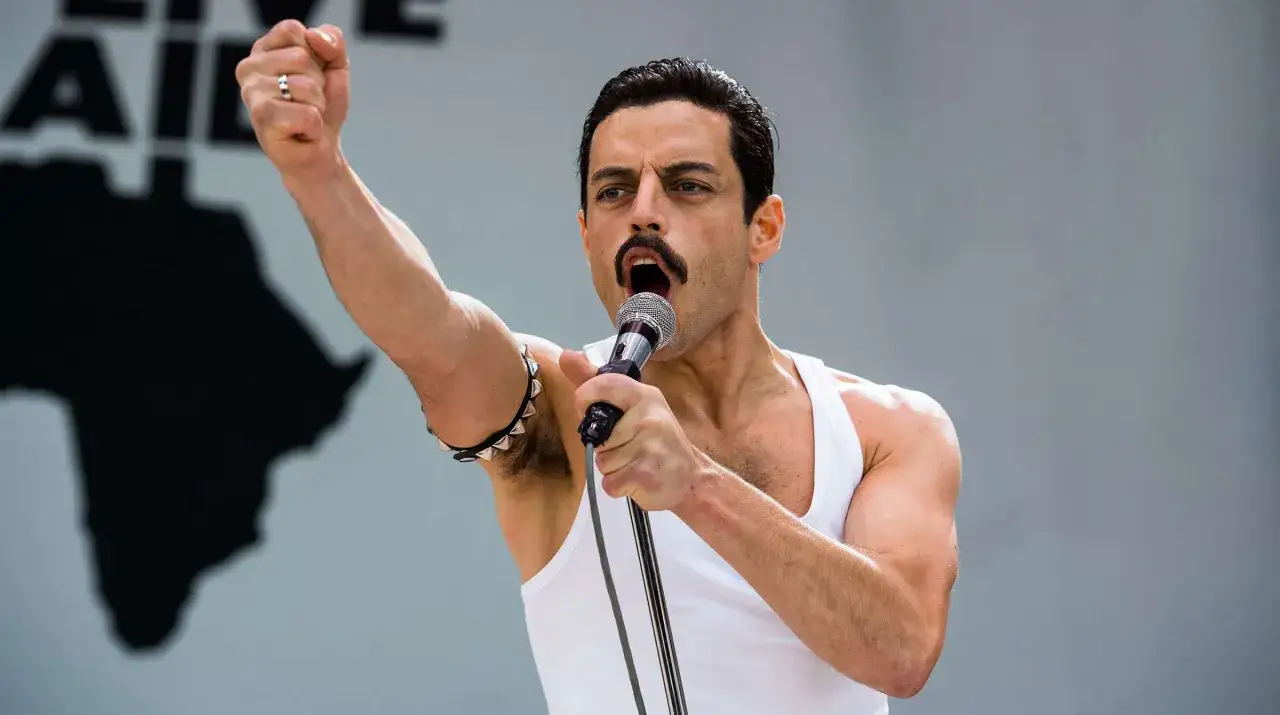 Freddie Mercury śpiewa