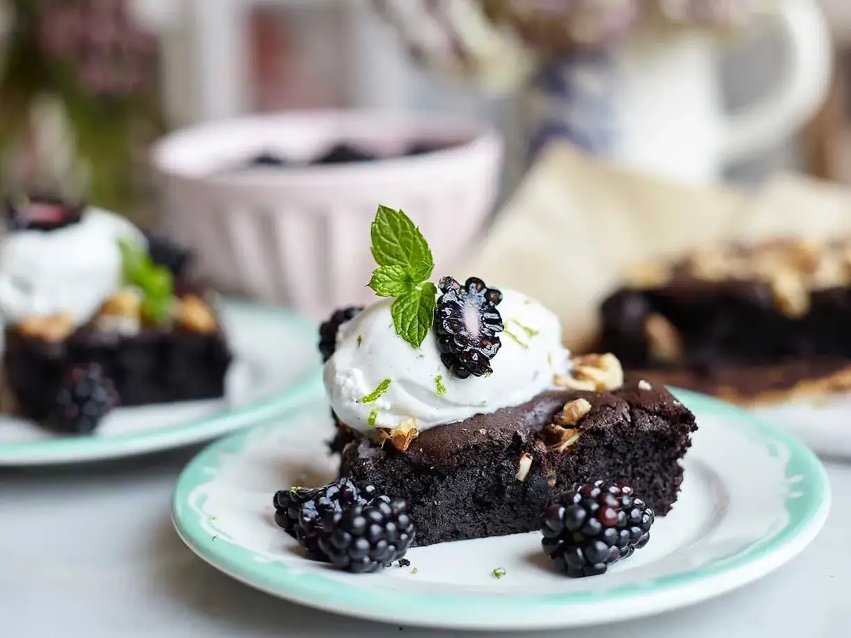 En saftig chokladbrownie med vaniljglass, f&auml;rska bj&ouml;rnb&auml;r och mynta. Perfekt f&ouml;r dig som vill baka utan socker och njuta av n&aring;got gott.