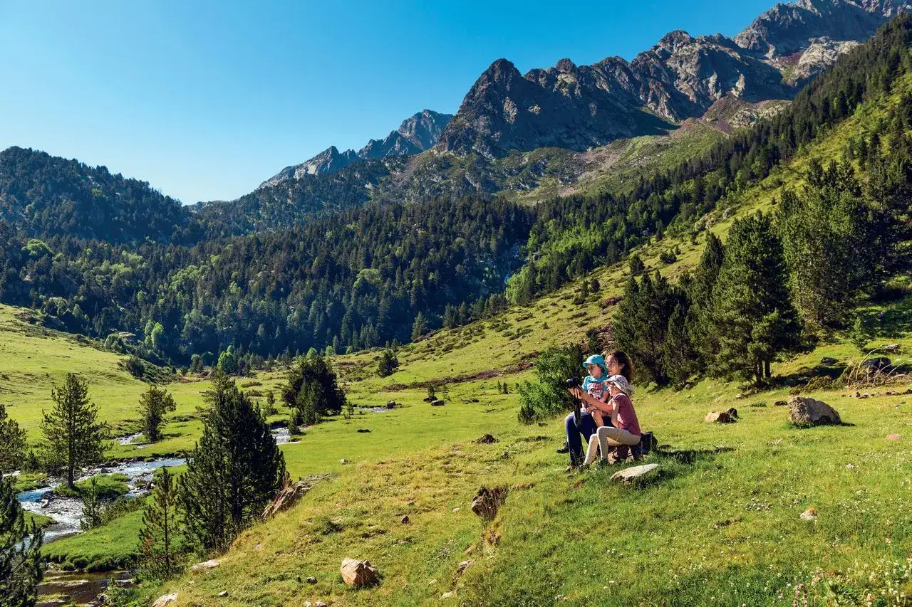 Familia disfruta del paisaje monta&ntilde;oso en Cap Esterri.