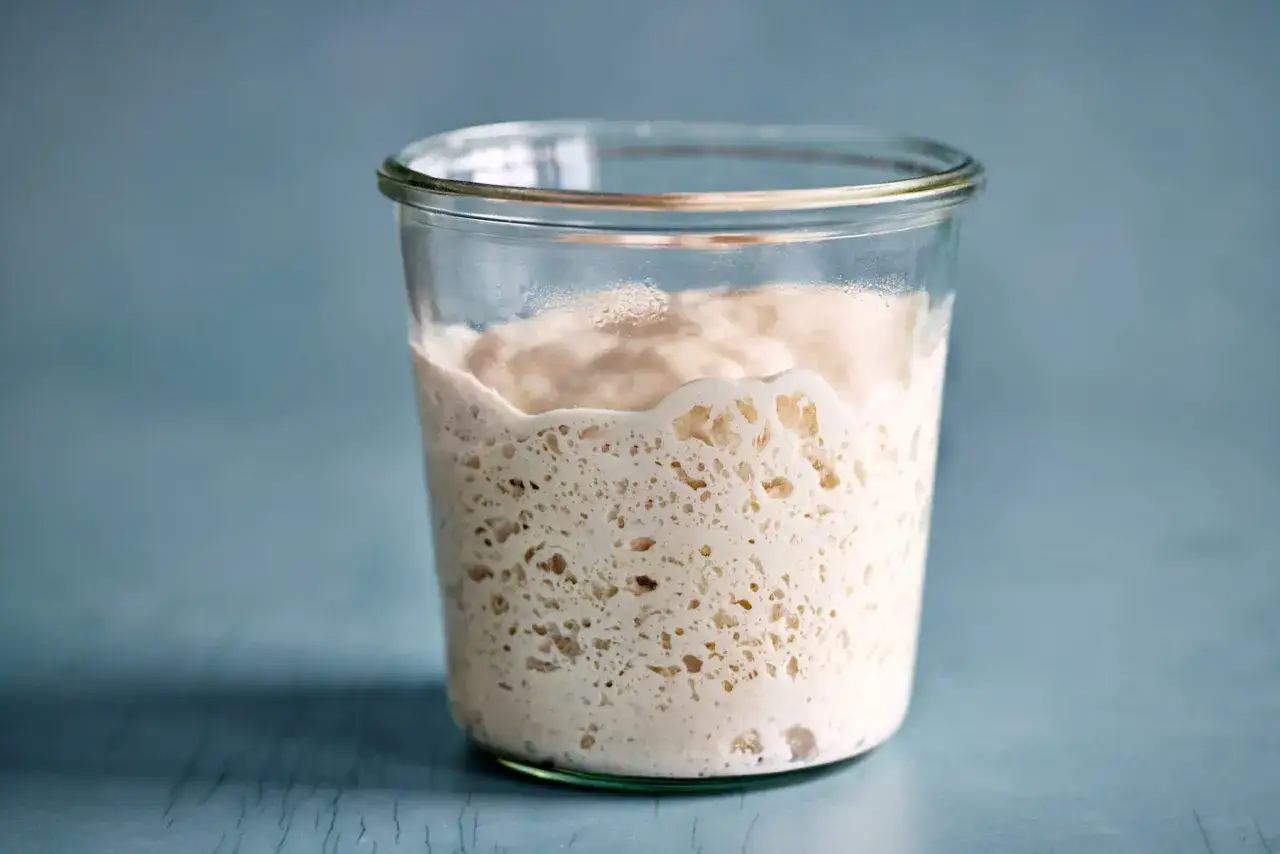 Blubberndes Lievito Madre im Glas, bereit f&uuml;r das n&auml;chste Brot.