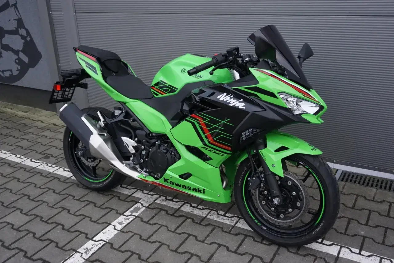 Zielony Kawasaki Ninja 400, gotowy do jazdy. Poznaj jego kawasaki ninja 400 dane techniczne i poczuj moc!