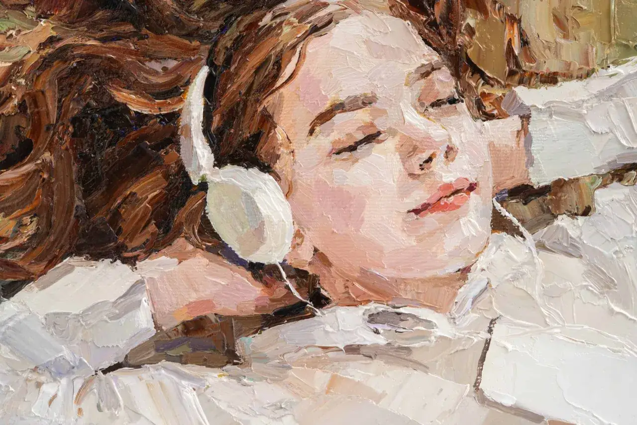 Retrato de una mujer con auriculares, sumergida en el impresionismo musical. Su rostro relajado y ojos cerrados transmiten la experiencia sensorial.