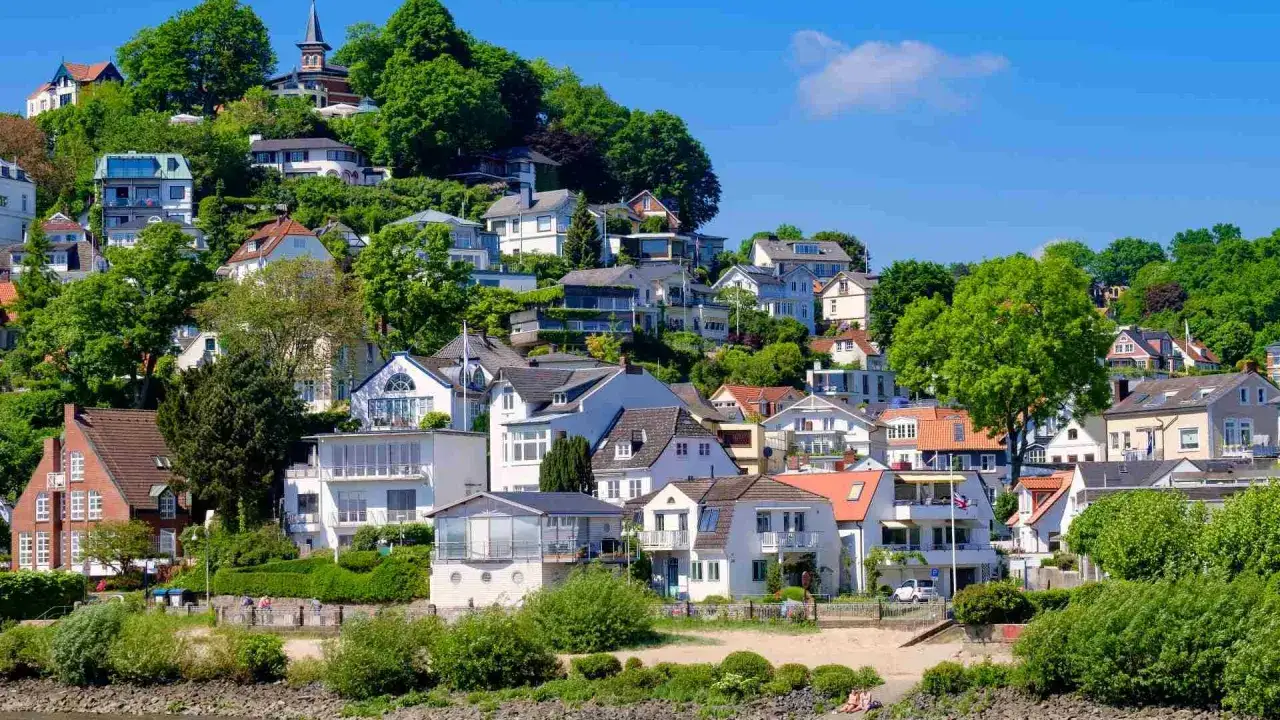 Prächtige Villen am Hang, wie in einer Blankenese Buch Reihenfolge angeordnet, mit Blick auf das Wasser.