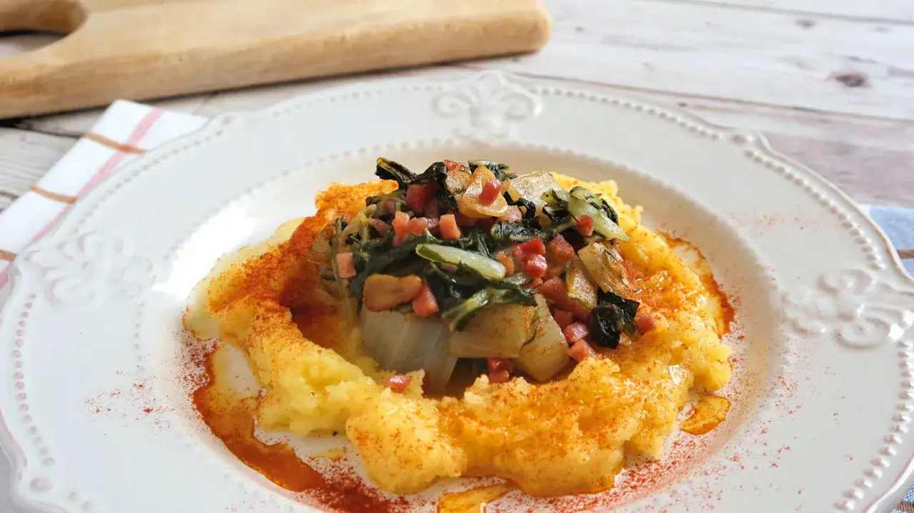 Puré de patatas con acelgas salteadas y trocitos de jamón. Un plato sencillo y delicioso, ideal para tus recetas con acelgas.