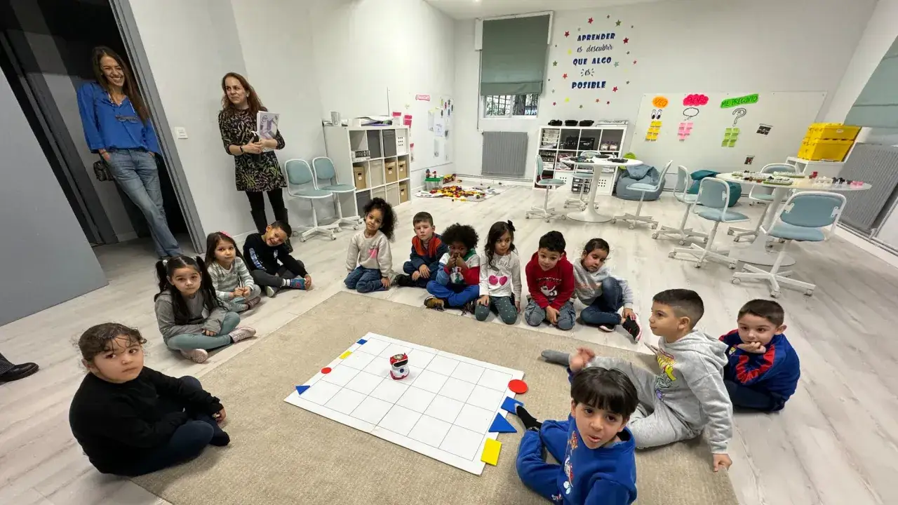 Ni&ntilde;os y ni&ntilde;as aprendiendo rob&oacute;tica en un aula, un ejemplo de **escuelas inclusivas** donde todos participan.