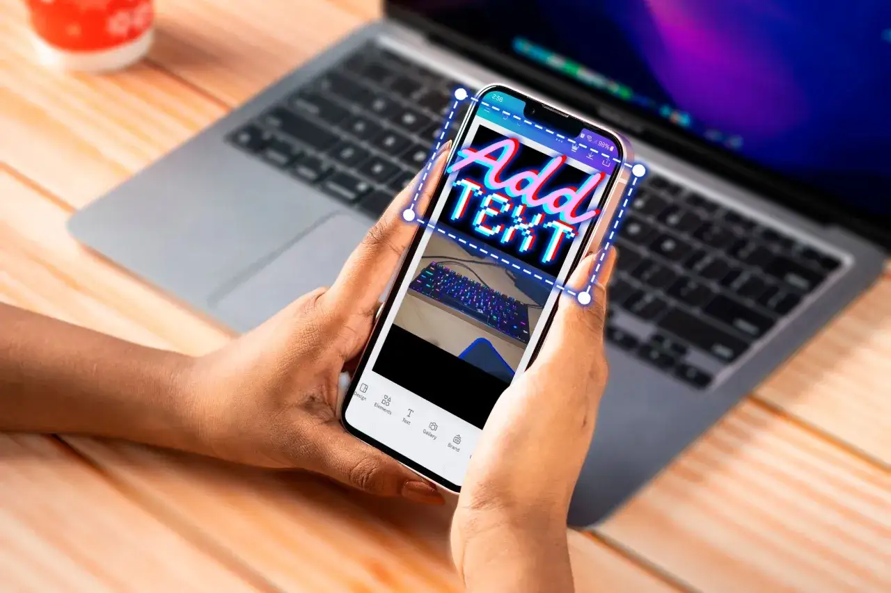 Ręce trzymają telefon, na którym widać instrukcję, jak napisać tekst na zdjęciu w telefonie.