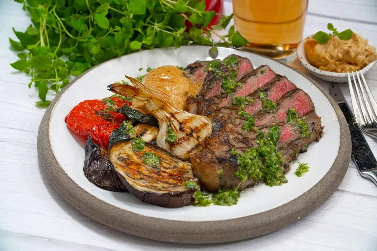 Perfekt grillad picanha med grillade grönsaker och en fräsch chimichurri. En festmåltid för alla sinnen!