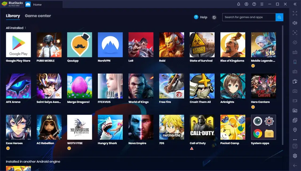 Ekran BlueStacks z ikonami gier i aplikacji, w tym Google Play Store, pokazujący, jak zainstalować Sklep Play na laptopie.