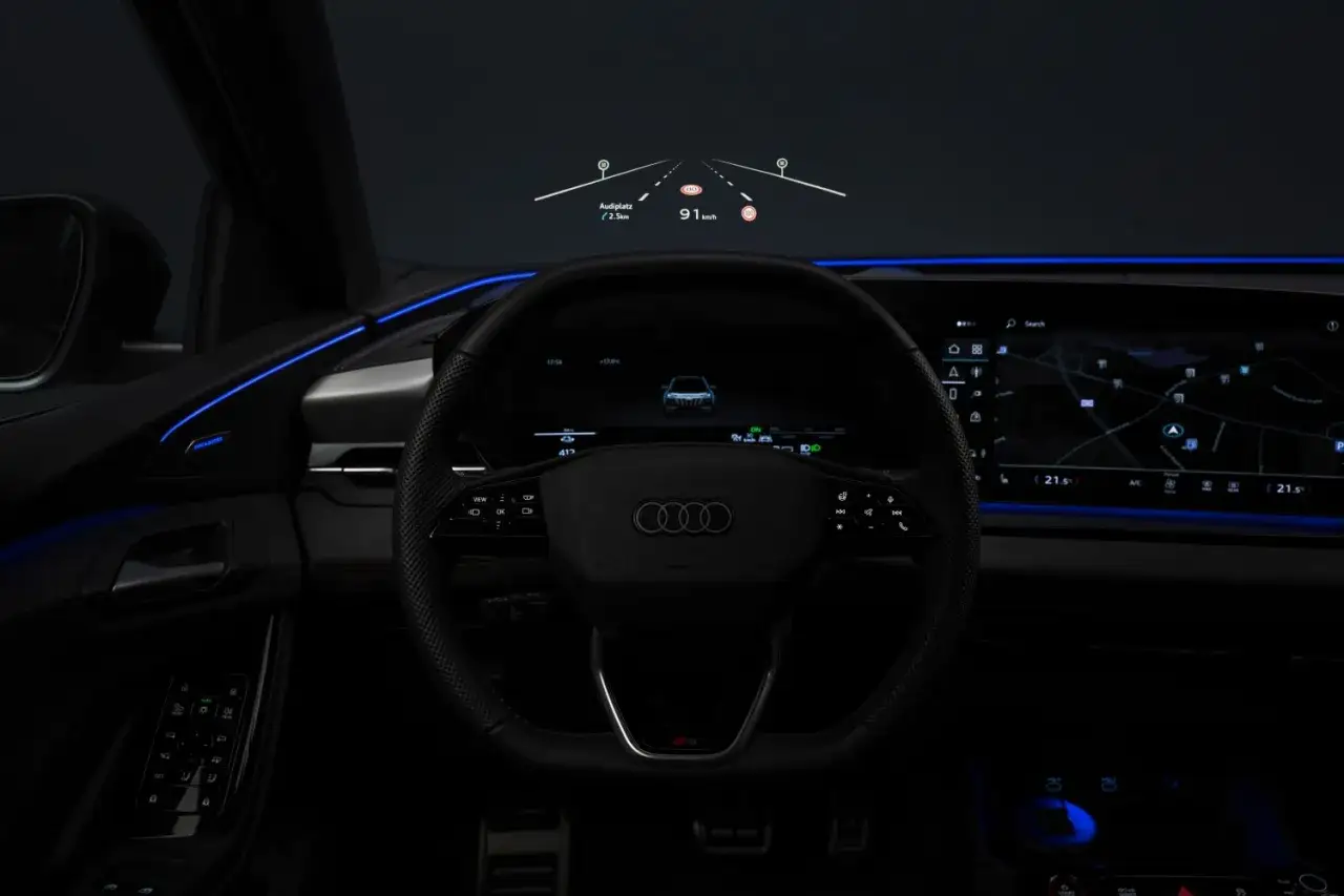 Wnętrze Audi Q6 e-tron z wyświetlaczem head-up pokazującym prędkość 91 km/h i nawigację.