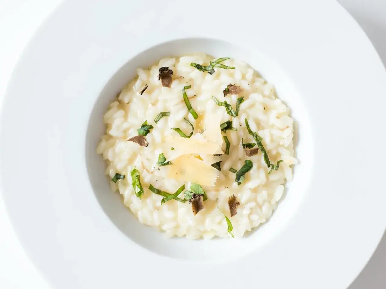 Kremowe risotto z truflami i parmezanem, idealne na białą dietę.