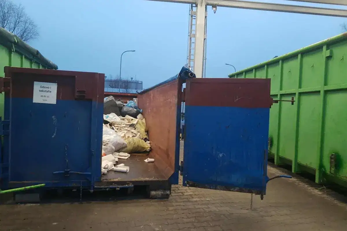 Kontener na odzież i tekstylia. Tu można oddać zużyte ubrania, które trafią do recyklingu.