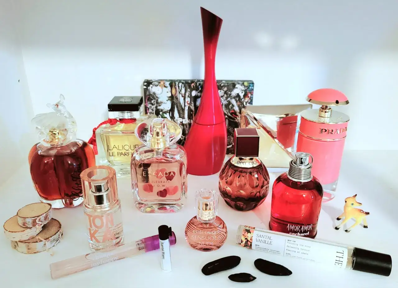 Kolekcja perfum, w tym Escada, Jimmy Choo i Prada. Wśród nich zapach kaszmir, który otula niczym miękki szal.