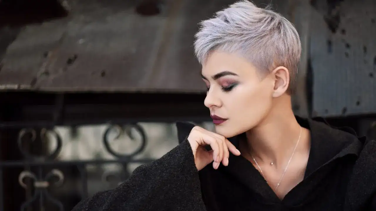 Mujer con un atrevido corte de pelo pixie moderno, corto y con textura.