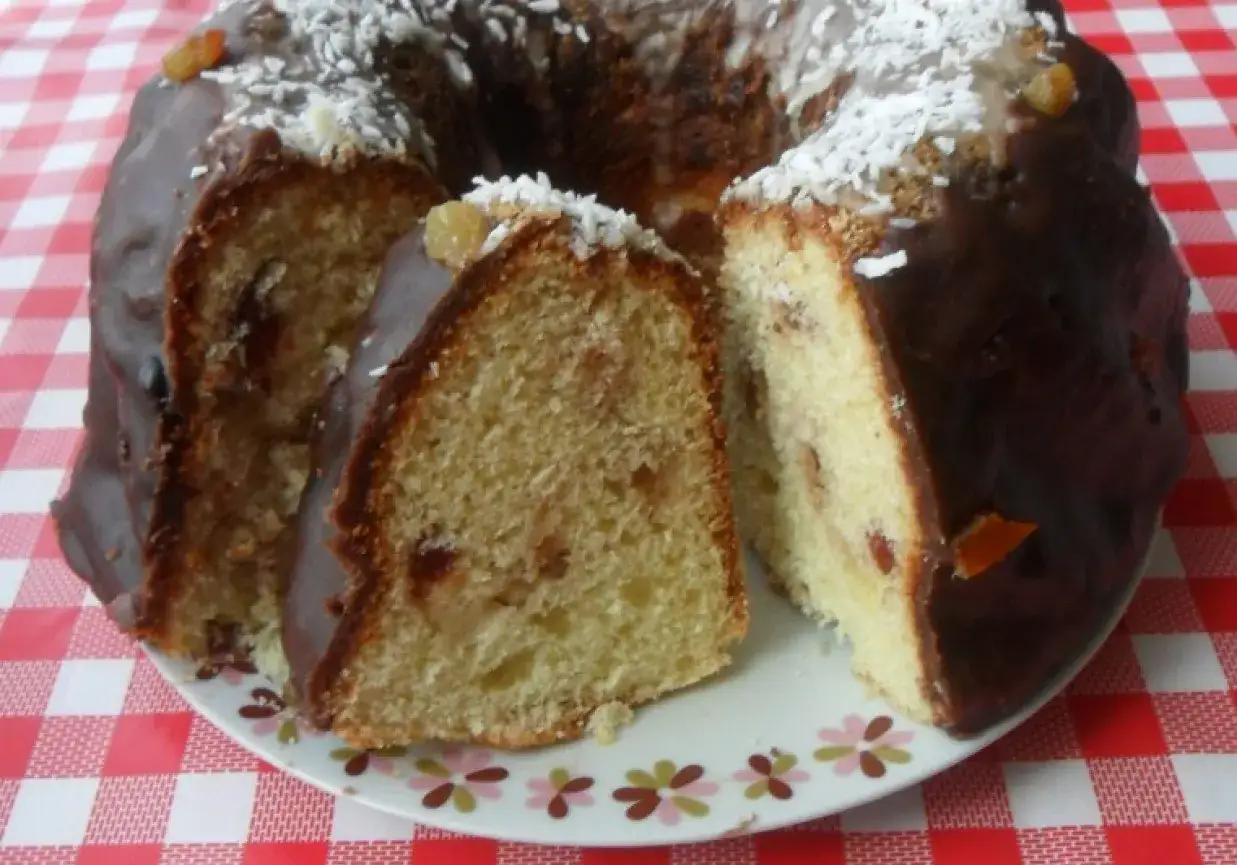 Babka drożdżowa przepis babci: puszysta, z bakaliami, polana czekoladą i posypana wiórkami kokosowymi. Idealna na święta.