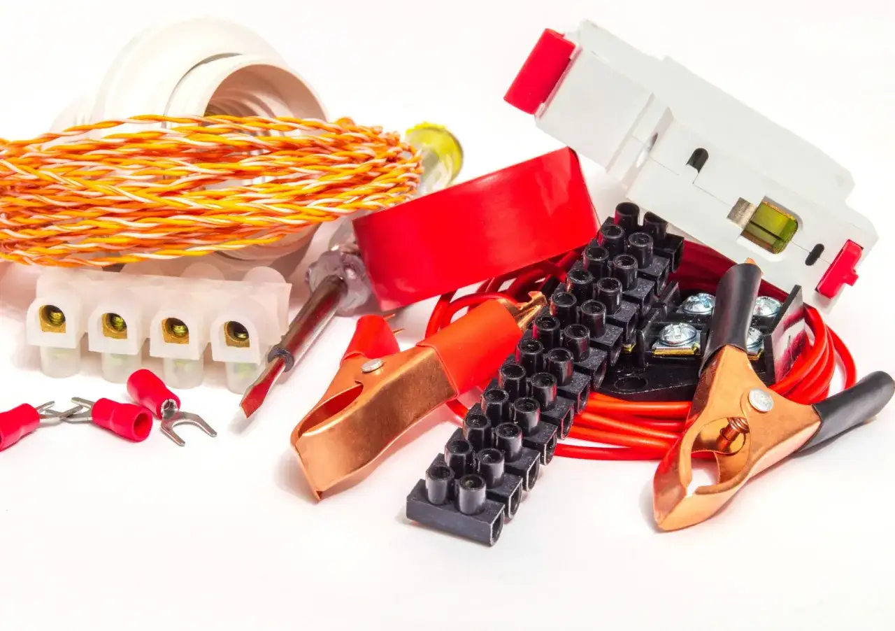 Akcesoria elektrotechniczne: przewody, złączki, bezpiecznik, taśma izolacyjna, krokodyle. Idealne do prac w hurtowni elektrotechnicznej Comel Rumia.