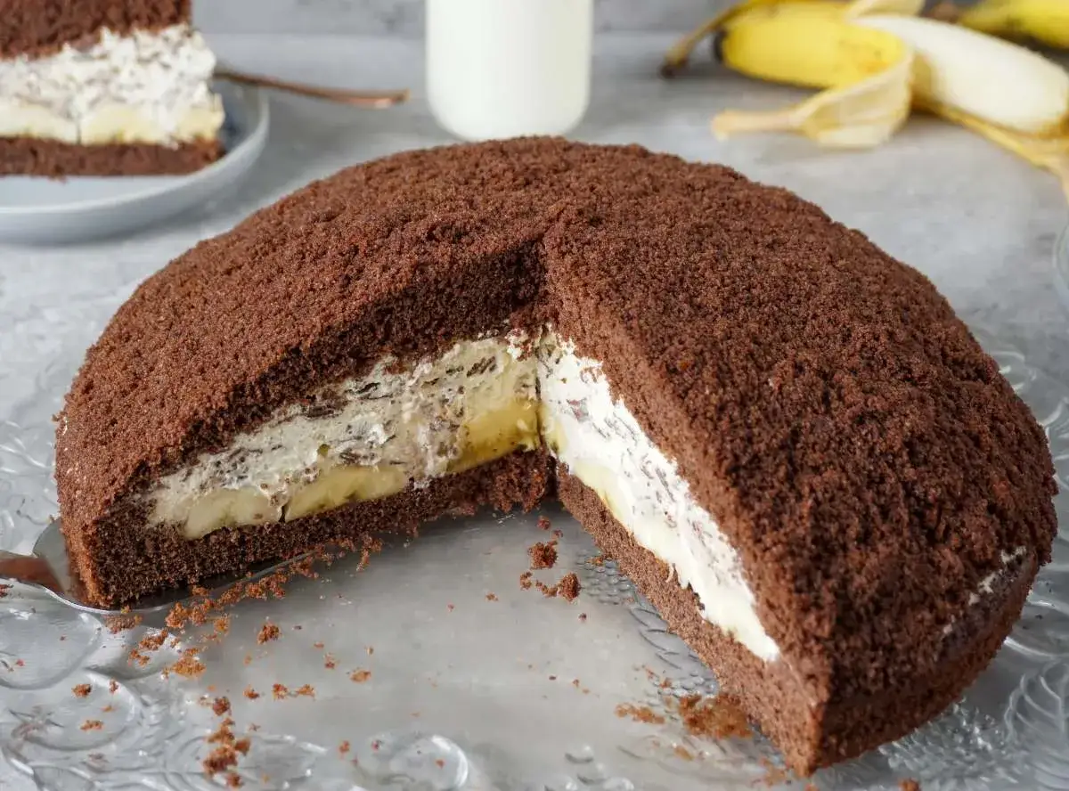 Schokoladiger Maulwurfkuchen mit Bananen und Sahne gef&uuml;llt. Ein k&ouml;stliches Maulwurfkuchen Rezept zum Nachbacken.