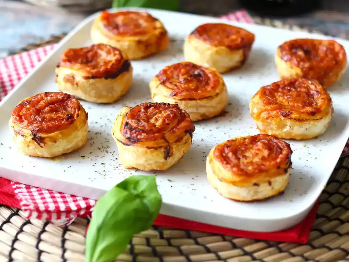 Petits roul&eacute;s feuillet&eacute;s &agrave; la tomate, parfaits pour un wrap ap&eacute;ro gourmand.