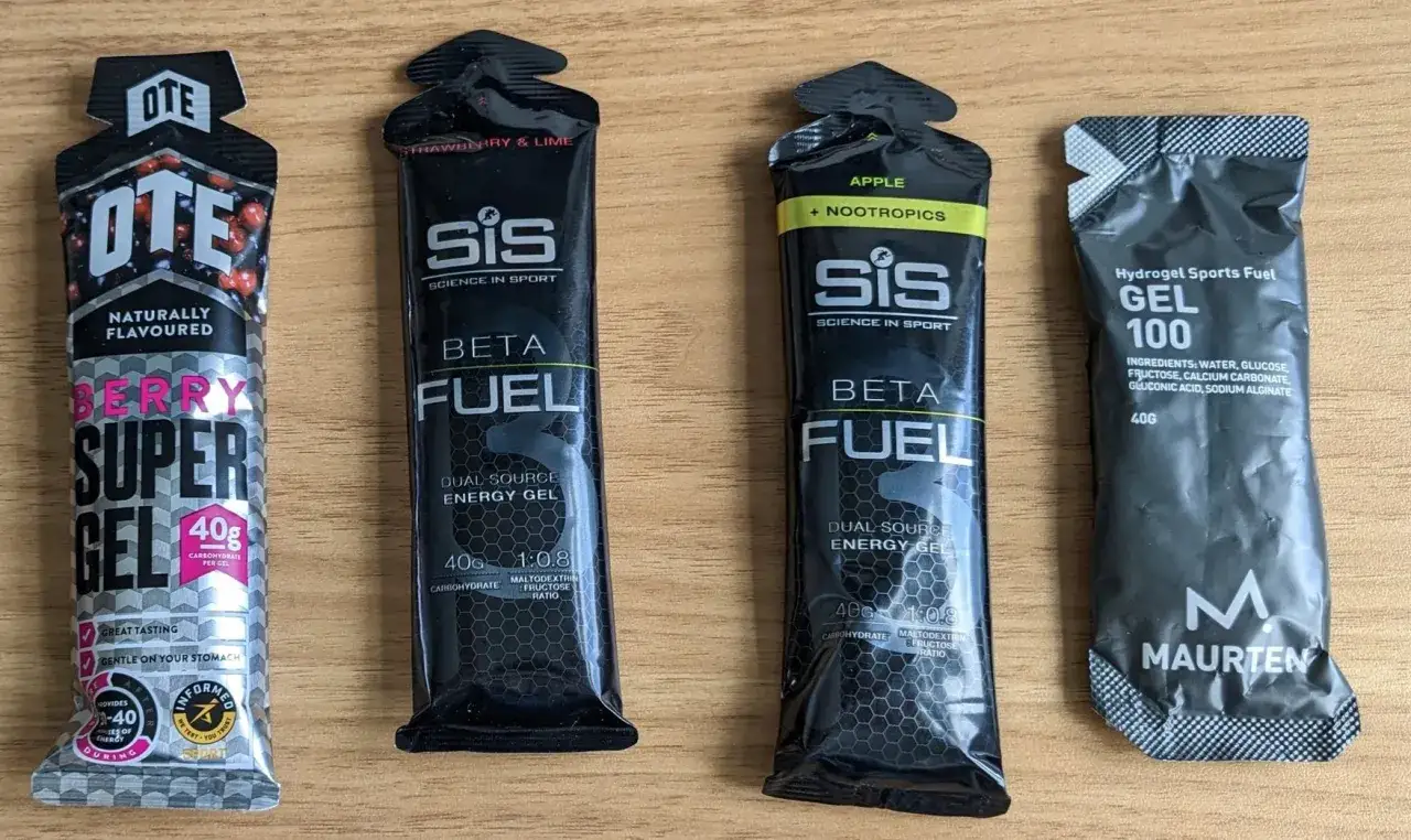 Biegacze wybierają suplementy: żele energetyczne OTE Berry Super Gel, SiS Beta Fuel (truskawka-limonka i jabłko z nootropikami) oraz Maurten Gel 100.