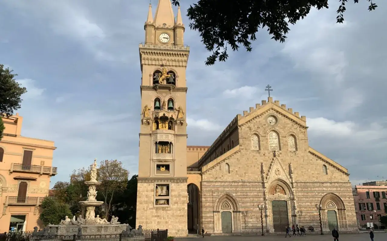 Duomo di Messina con la sua torre astronomica e la Fontana di Orione. Un'ottima idea per cosa fare a Messina.