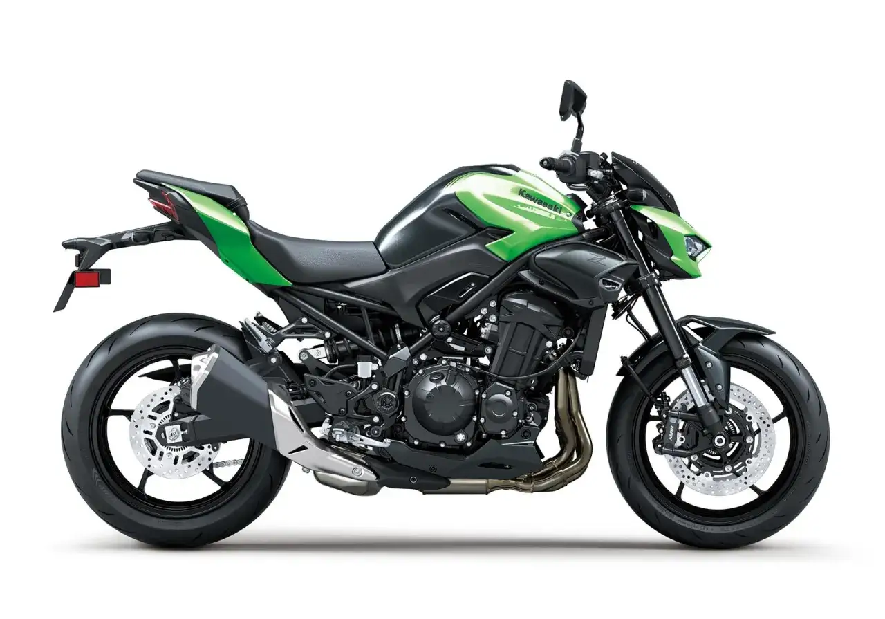 Zielony Kawasaki Z900 z czarnymi akcentami, gotowy na podbój dróg.