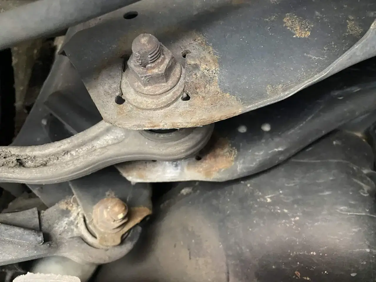 W204 Hinterachse durchgerostet, Roststellen an tragenden Teilen. Hoffe auf Kulanz für Reparatur.