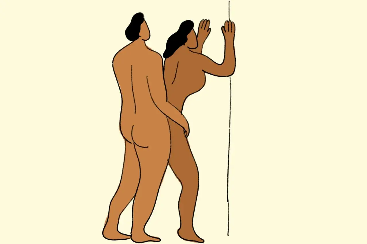 Para zbliża się do ściany, kobieta opiera się o nią. Intymne pozycje seksualne na stojąco.