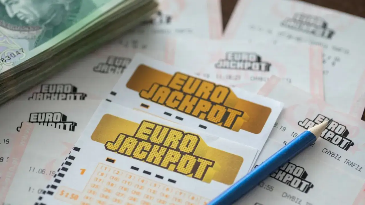 Kupony Eurojackpot i stos banknotów. Czy to klucz do największych wygranych w zdrapkach w Polsce o których nie napisano w mediach?