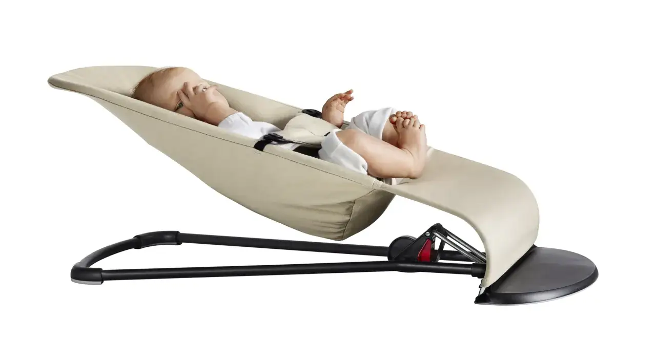 Baby i babysitter fr&aring;n BabyBj&ouml;rn, l&auml;mplig f&ouml;r nyf&ouml;dd &aring;lder.