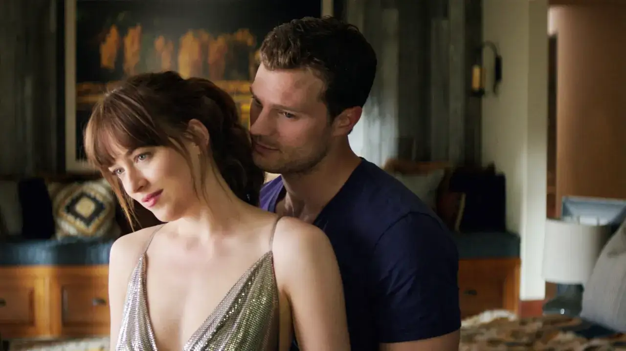 Dakota Johnson och Jamie Dornan i en intim scen. En romantisk stämning i filmer med Dakota Johnson.