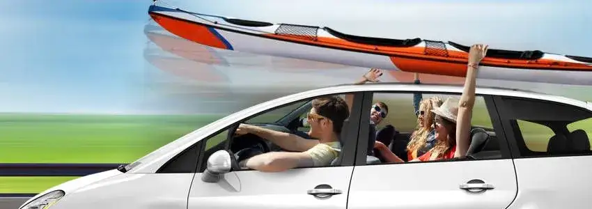 transport kajaka na dachu samochodu, przenoszenie kajaka do wody
