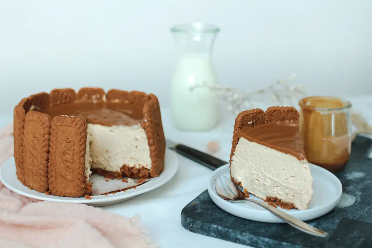 Un d&eacute;licieux g&acirc;teau sp&eacute;culoos sans cuisson, avec une tranche servie sur une assiette, pr&ecirc;t &agrave; &ecirc;tre d&eacute;gust&eacute;.