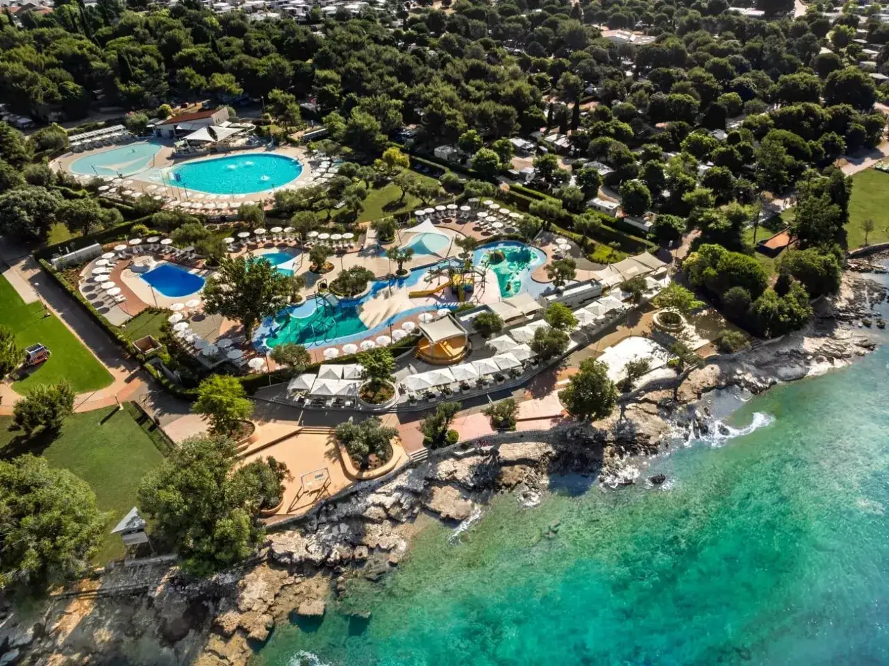 Widok z lotu ptaka na kompleks basenów i terenów zielonych w ramach **camping polari chorwacja**.