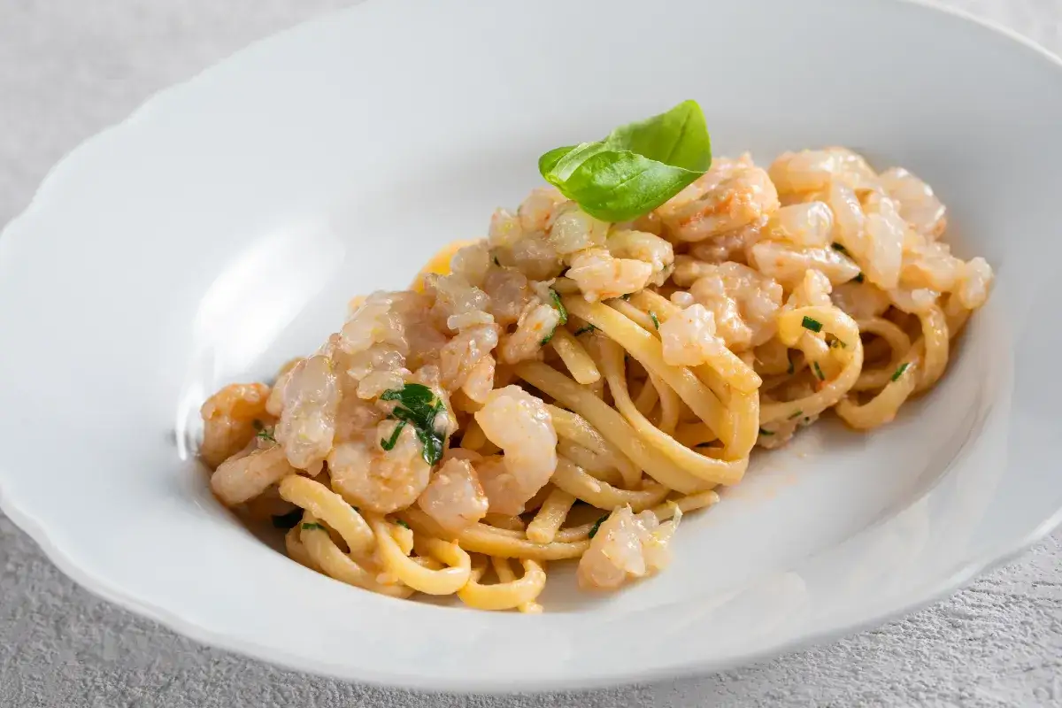 Frische Garnelen, Spaghetti, Knoblauch, Chili und Olivenöl