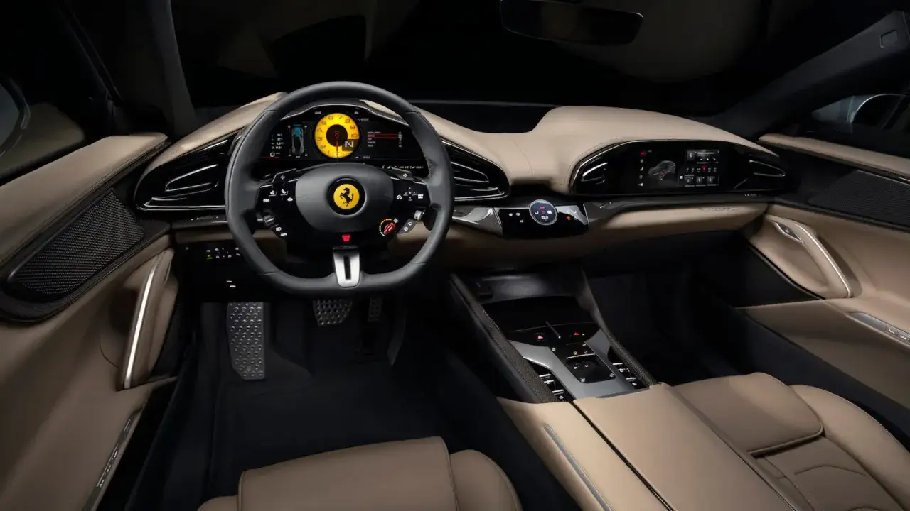 Wnętrze Ferrari Purosangue: skórzana deska rozdzielcza, cyfrowe zegary i sportowa kierownica.