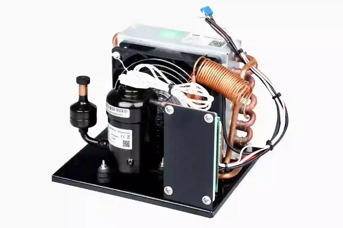 Componentes de un aire acondicionado inverter: compresor, ventilador, serpentín de cobre y placa electrónica. Entender qué significa inverter en aire acondicionado es clave para la eficiencia.