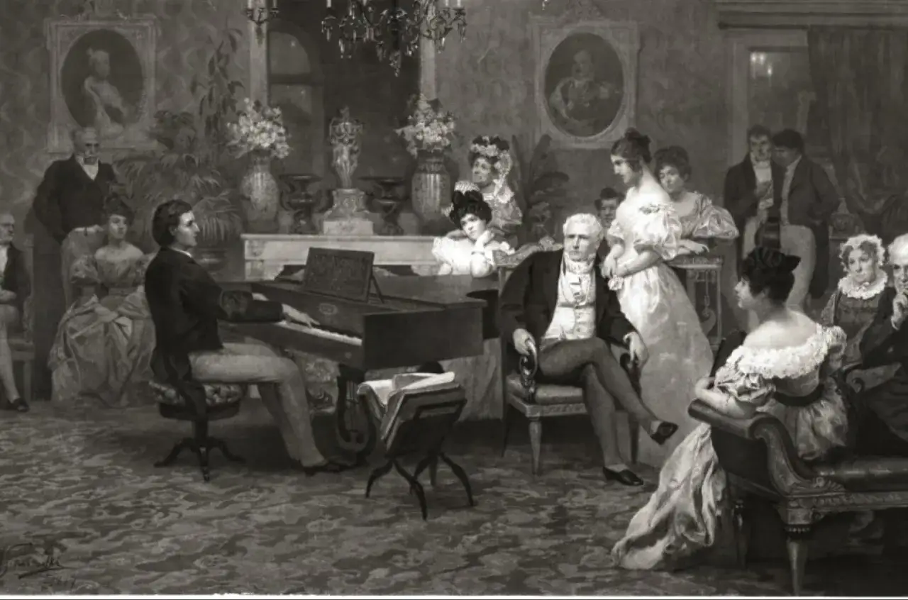Koncert w salonie, gdzie grający na fortepianie przypomina Fryderyka Chopina. Wokół zgromadzeni goście, panie w eleganckich sukniach i panowie w strojach z epoki.