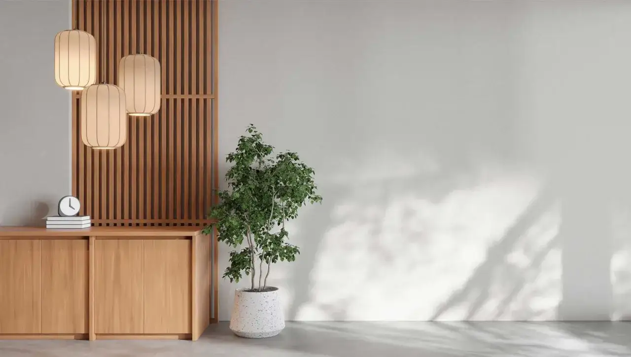 En lugn h&ouml;rna med tr&auml;detaljer, tre lampor och en gr&ouml;n v&auml;xt som skapar en harmonisk feng shui inredning.