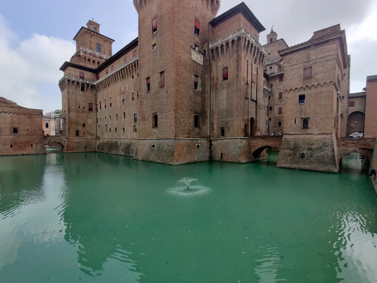 Castello Estense di Ferrara, imponente fortezza circondata da un fossato con acqua verde smeraldo. Un'icona di Ferrara e dintorni.