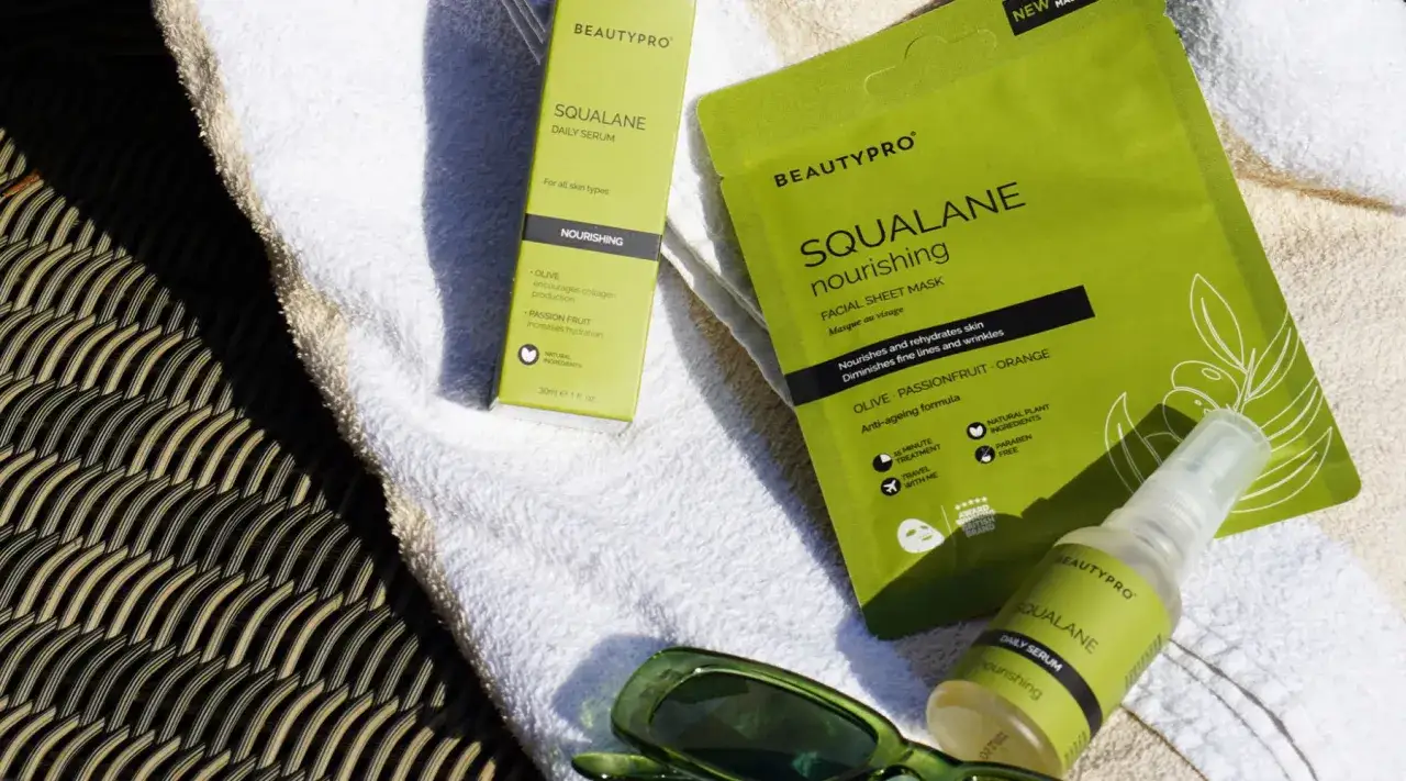 Squalane-produkter fr&aring;n Beautypro, en daglig serum och ansiktsmask, ligger p&aring; en vit handduk. Inga tecken p&aring; att squalane &auml;r farligt.