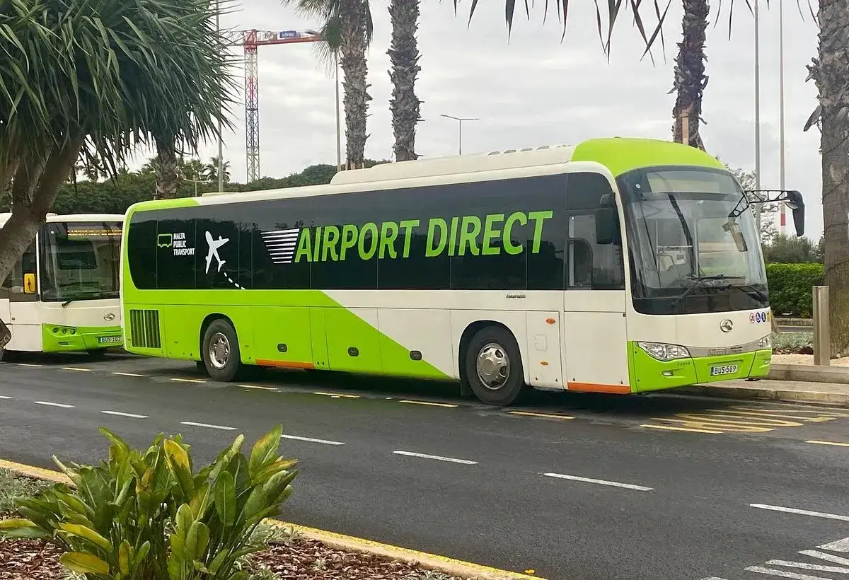 Autobus Airport Direct, część komunikacji na Malcie, z zielonymi akcentami i logo samolotu.