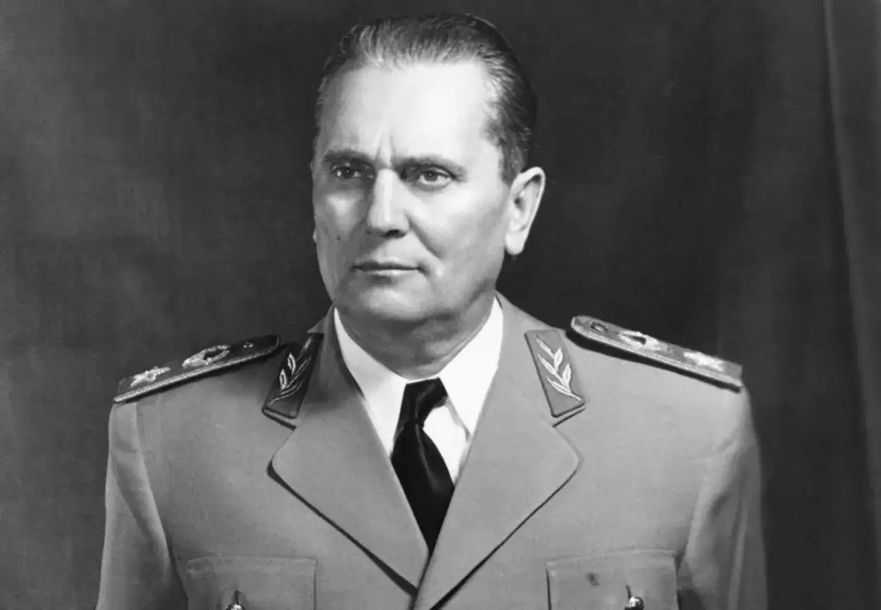 Portret Josipa Broza Tita w mundurze wojskowym, z odznaczeniami na kołnierzu i ramionach.