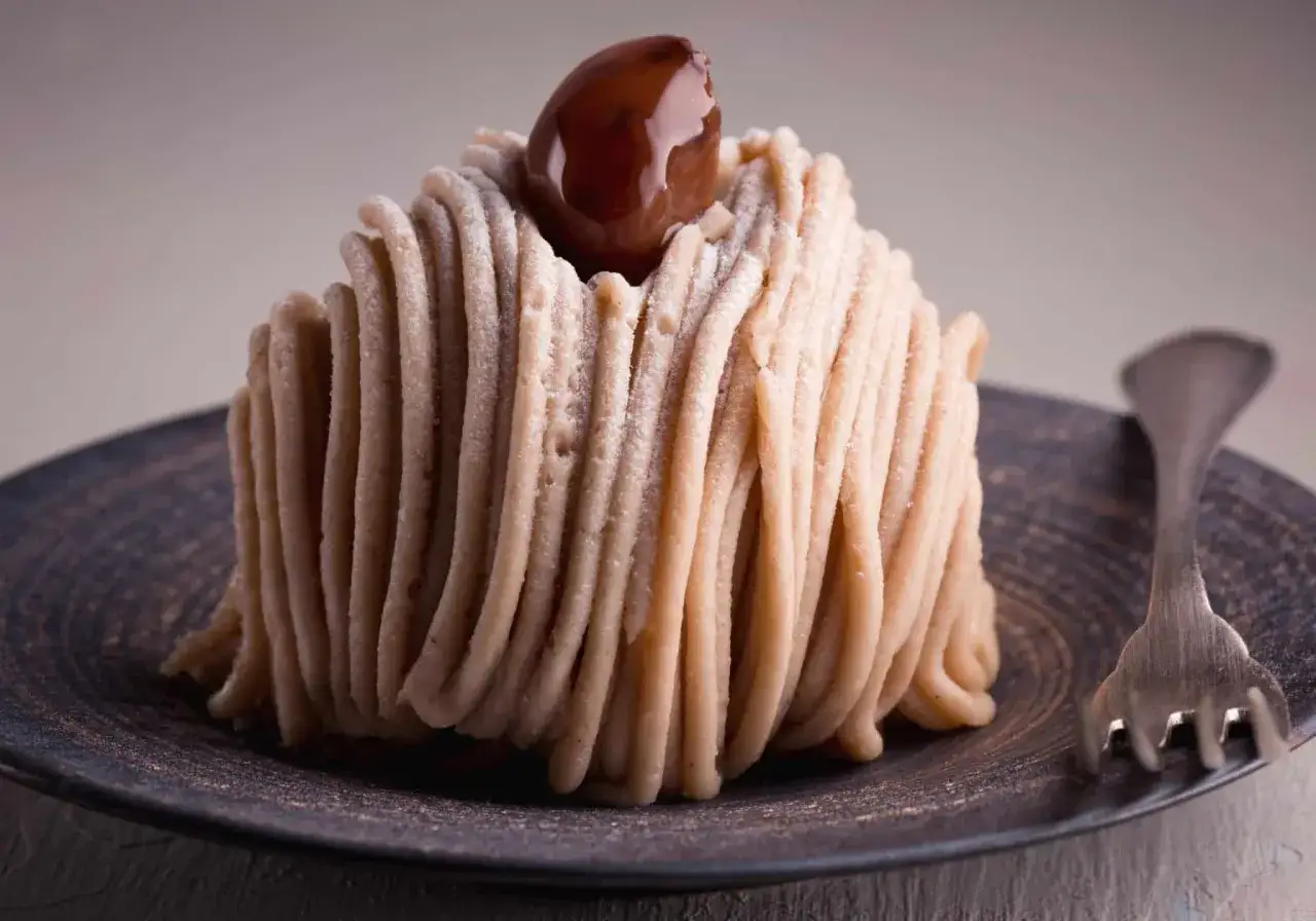 Un Mont-Blanc, dessert emblématique de la pâtisserie française, prêt à être dégusté. Une recette gourmande à base de crème de marrons.