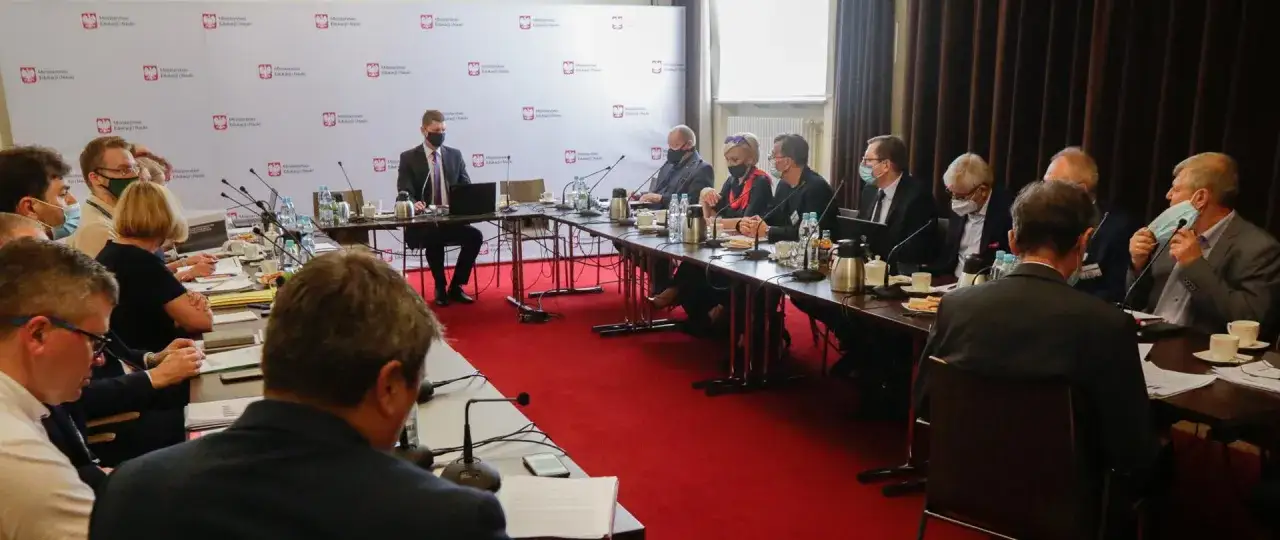 Spotkanie przedstawicieli Ministerstwa Edukacji i Nauki z partnerami społecznymi, w tym ze związkami zawodowymi, przy długim stole konferencyjnym.